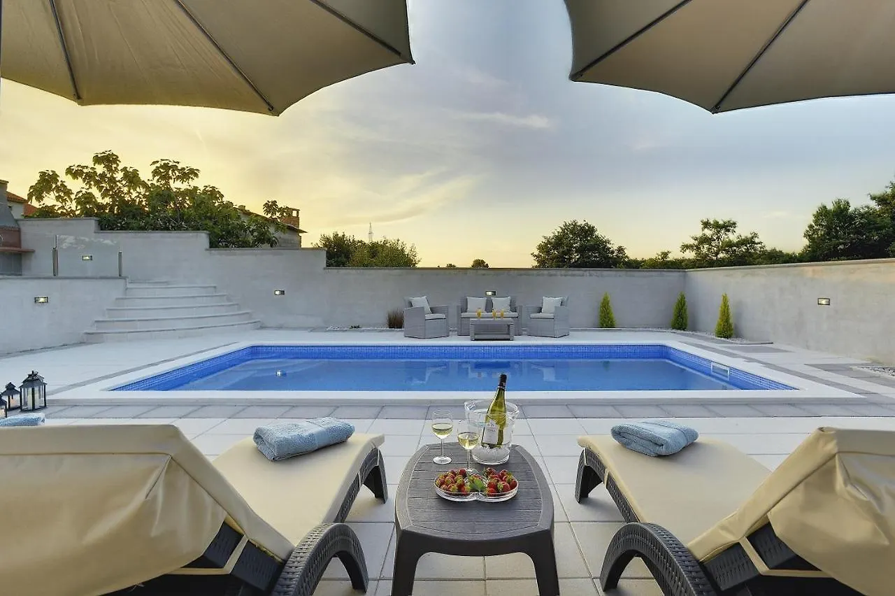 別荘 Villa Paola Divšići