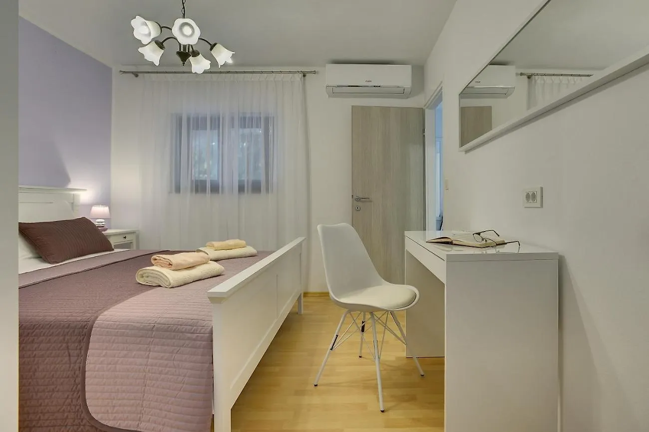Villa Paola Divšići 0*,