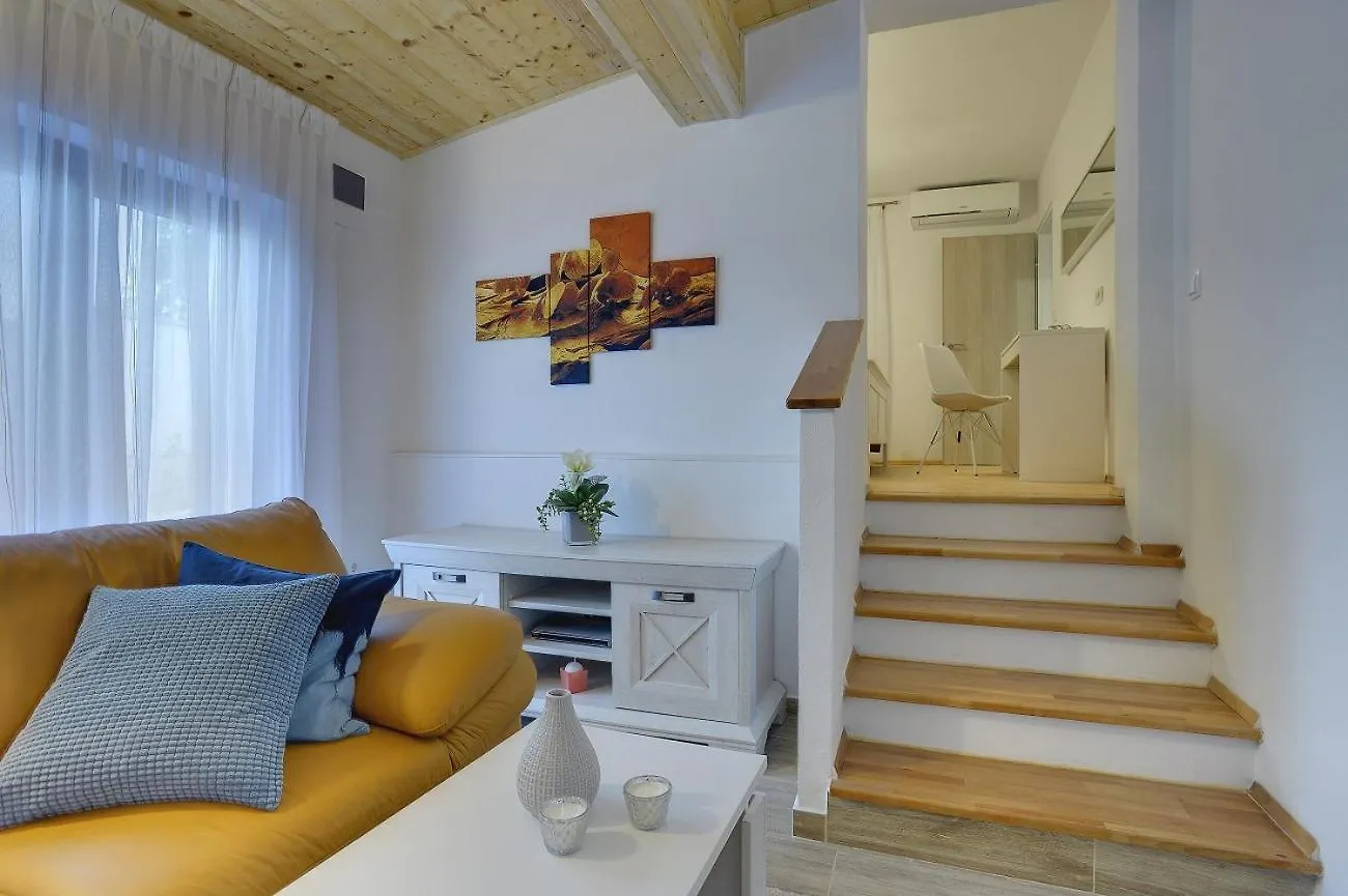Villa Paola Divšići 別荘